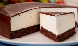 Leichter Schaumzuckerboden, fluffig und süß, perfekt für luftige Torten und eine köstliche Basis für jede Gelegenheit.